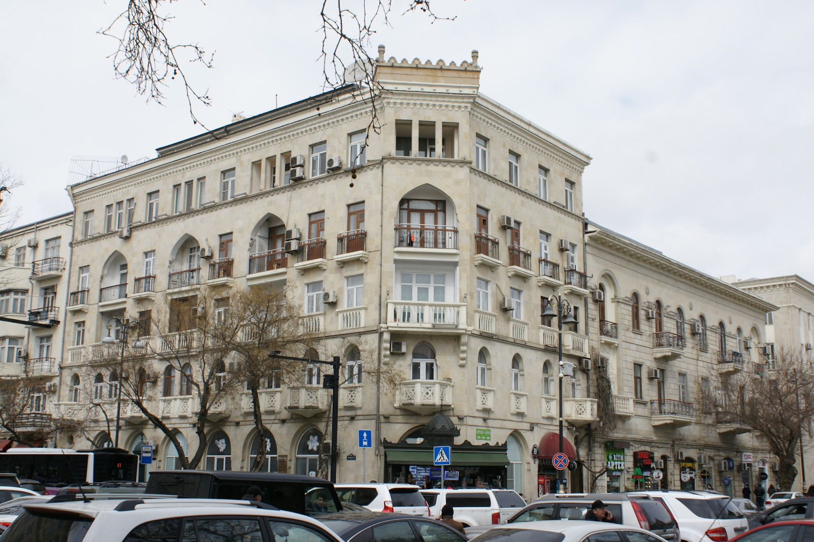 Lydia Khrapunova, residential building of Apsheronneftrazvedka, Baku, late 1950s. Photographs by Abdul Huseynov (2022). Image courtesy of the author.